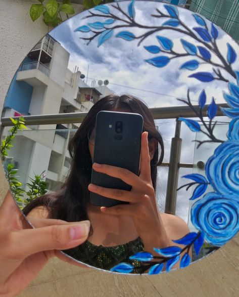 Circle Mirror Painting Ideas Aesthetic, Tiny Mirror Painting, Hand Painted Mirrors Diy, Painted Round Mirror, Cute Mirror Painting Ideas, Clay Mirror Art, Mirror Painting Ideas Aesthetic, Mirror Paintings, Mirror Painting Ideas