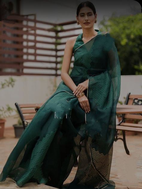 Emerald Green Saree, Stylist Saree, Dark Green Saree, New Fashion Saree, Saree Material, Keep Me Stylish, Indian Sari Dress, Sari Design, Floral Print Sarees