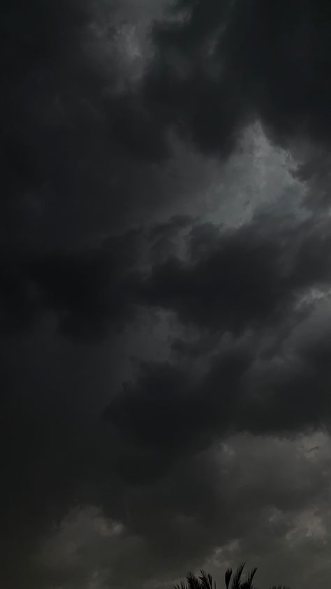 Sky Black, Rain Clouds Wallpaper, Black Sky, Dark Morning Aesthetic, Black Clouds Aesthetic, Dark Sky, Instagram Jokes, Dark Clouds Aesthetic, Black Quotes Wallpaper