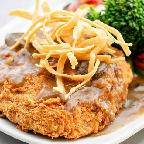 Black-Owned Vegan Fried Chicken Restaurant Opens in Texas Vegan Chicken Fried Steak, Vegan Brisket, Steak Bits, Fried Chicken Restaurant, Famous Vegans, Hangover Food, Vegan Fried Chicken, Chicken Restaurant, Vegan Steak