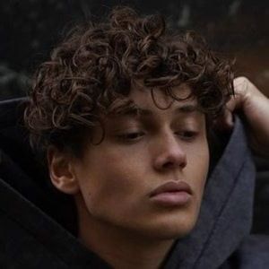 Brown Hair Male, Super Curly Hair, Mens Hairstyles Curly, Curly Fringe, Cinnamon Hair, Dark Curly Hair, Brown Hair Men, Men Haircut Curly Hair, Brown Curls