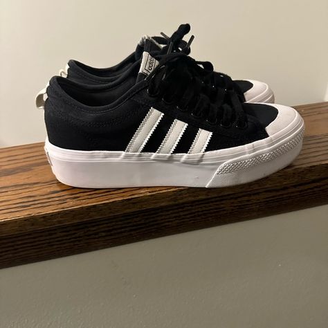 Black and white Nizza platform adidas Adidas Nizza Platform Black, Adidas Originals Nizza Platform, Adidas Shoes Black And White, Adidas Shoes Platform, Adidas Nizza Platform Outfit, Nizza Adidas, Nizza Platform Shoes, Adidas Platform Sneakers, Platform Adidas