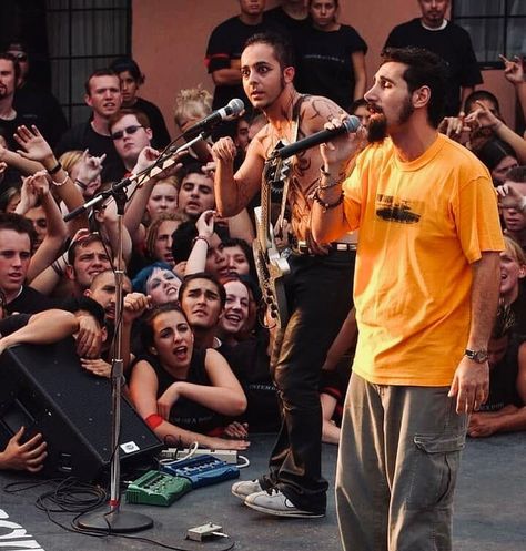 Rock Show on Instagram: “System Of A Down filming the music video for Chop Suey! in 2001 at the Oak Tree Inn motel in Los Angeles, California.  #systemofadown #soad…” Chop Suey System Of A Down, System Of A Down Concert, Daron Malakian, Chop Suey, System Of A Down, Oak Tree, Twitter Header, Los Angeles California, Music Video