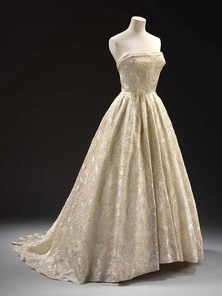 'Les Muguets' (Lily of the Valley) evening dress by Hubert de Givenchy. Paris 1955. A Line Prom Dresses, Vintage Gowns, Vintage Couture, Vestidos Vintage, Moda Vintage, Evening Gowns Formal, Gorgeous Gowns, Mode Vintage, Beautiful Gowns