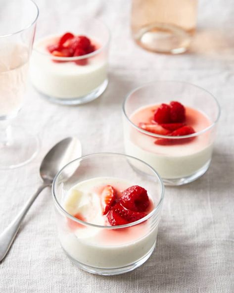 Lemon Pudding Recipes, Lemon Posset Recipe, Posset Recipe, Smores Dip, Berry Trifle, Bread Puddings, Panna Cotta Recipe, British Desserts, Greek Yogurt Recipes