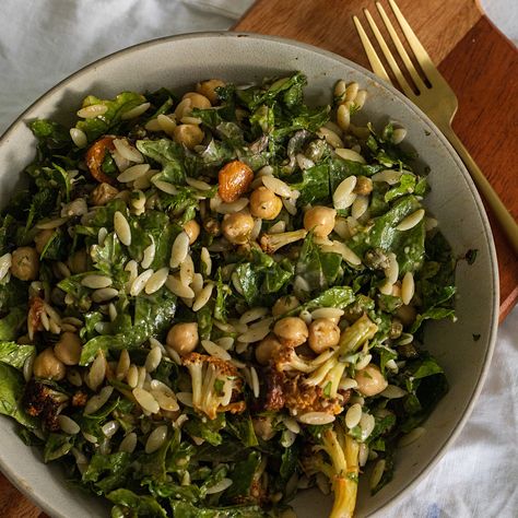 Vegan Winter Orzo Salad with Chickpeas and Kale Kale And Orzo Salad, Vegan Orzo Salad, Avocado Skillet, Vegan Orzo, Salad Cauliflower, Salad Chickpeas, Cauliflower Rice Salad, Nice Meals, Chickpeas Salad