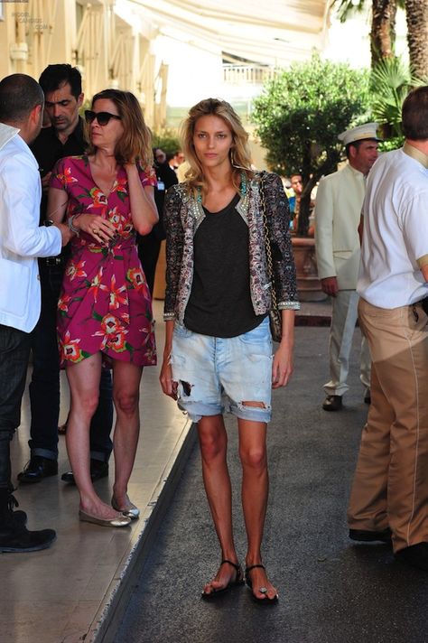 Boyfriend shorts and skinny legs Shorts Street Style, Walking Down The Street, Anja Rubik, Embellished Jacket, Boyfriend Shorts, Chic Outfit, Womens Fashion Trends, Fashion Street, Jeans Shorts