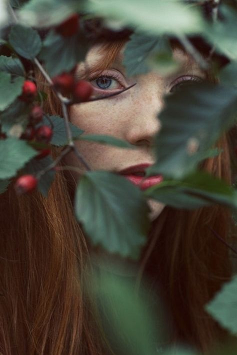 Red Hair And Blue Eyes, Wow Photo, Foto Art, 인물 사진, Redheads, Green Leaves, Blue Eyes, Photo Inspiration, Red Hair