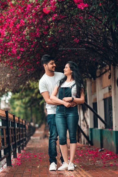 Photo By KMJ Productions - Photographers Couple Preshoot Poses, Wedding Preshoot Outfits, Couple Prewedding Poses, Couple Pose Prewedding, Outdoor Prewedding Photography, Couple Pose Outdoor, Couples Outdoor Poses, Prewedding Poses Outdoor, Prewedding Photography Pose