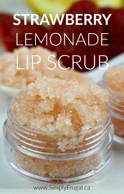 This easy homemade strawberry lemonade lip scrub smells amazing and helps lips feel silky smooth. Diy Scrubs, Homemade Strawberry Lemonade, Diy Sugar Scrub Recipe, Salt Scrubs, Lip Scrub Recipe, Lip Scrub Homemade, Body Scrub Recipe, Sugar Scrub Homemade, Lip Scrub Diy