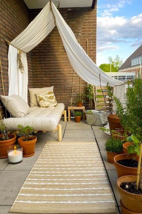 DIY balcony canopy Balcony Shade, Balcony Privacy, Diy Balcony, Balcony Ideas Apartment Outdoor, Small Balcony Design, Apartment Plants, Balcony Ideas Apartment Indian, Diy Canopy, Diy Shades