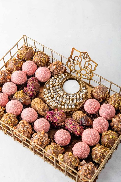 Sweetmeat Trays Indian Wedding, Dessert Trays For Wedding, Diwali Dessert Hampers, Diwali Chocolate Hampers, Chocolate Tray Decoration Wedding, Chocolate Tray Decoration, Diwali Hampers Ideas, Diwali Platter, Rakshabandhan Hampers