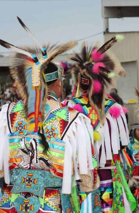 My brotha my mentor. Nate Mitsuing and I. Photography by Loretta Forbes Mens Grass Dance Regalia, Fancy Dance Regalia, Grass Dance Regalia, Grass Dance Outfits, American Stuff, Native American Dance, American Dance, Native American Regalia, Dance Ideas