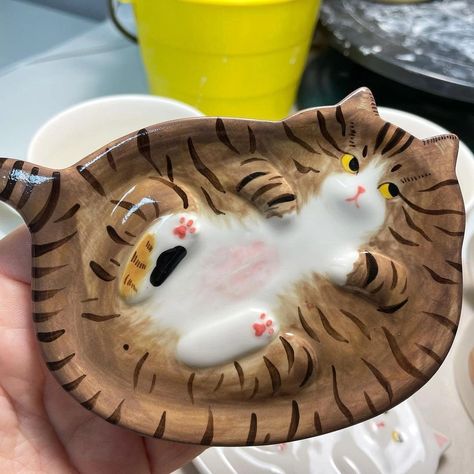 Chia Pet Ceramic Project, Ceramic Cats Pottery, Cat Clay Tray, Ceramic Design Ideas, Air Dry Clay Projects, Pottery Painting Designs, Clay Diy Projects, Clay Crafts Air Dry, Ceramic Cat