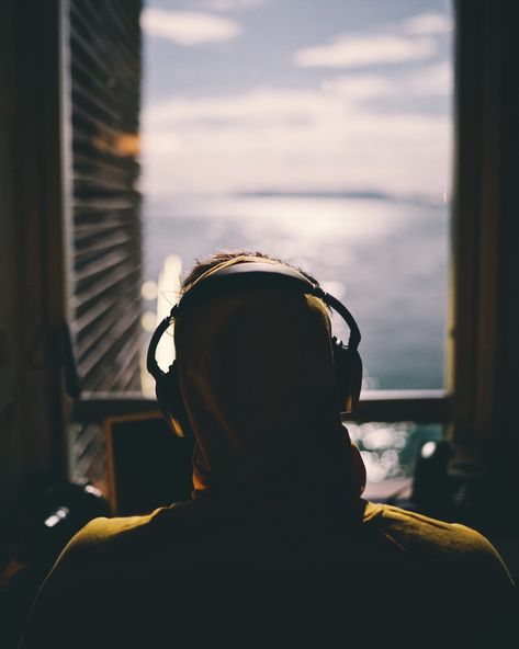 Diy Vocal Booth, Gym Headphones, Beats Headphones Wireless, Wearing Headphones, Wearing Headphone, Binaural Beats, Tilt Shift, Focus Photography, Music Aesthetic