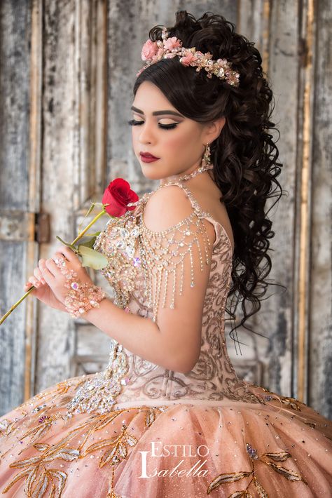 Estilo Isabela Quinceanera Dresses Quinceanera Makeup, Sweet 15 Party Ideas Quinceanera, Quince Hairstyles For Long Hair, Quinceanera Pink, Mexican Quinceanera Dresses, Quinceanera Photoshoot, Quinceanera Photography, 15 Dresses Quinceanera, Red Quinceanera Dresses