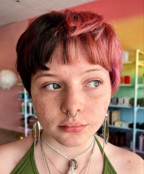 Pixie Split Dye, Split Dye Pixie Cut, Short Hair Dye Ideas Pixie Cuts, Short Split Dyed Hair, Dyed Pixie Cut, Color Block Hair, Split Dye, Cosmo Girl, Split Dyed Hair