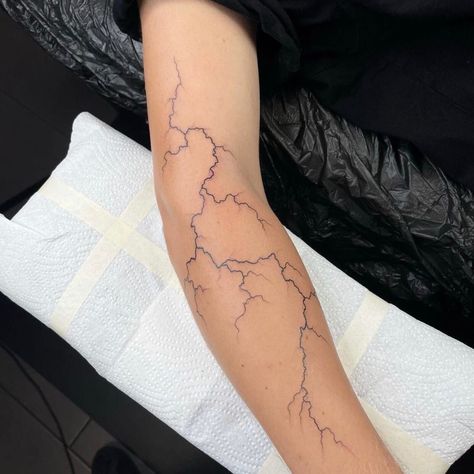 Lightening Tattoo Arm, Lightning Tattoo Women, Marian Tattoo, Elegance Tattoo, Blitz Tattoo, Tattoos Hand, Lightning Tattoo, Tatuagem Masculina Pequena, Chic Tattoo