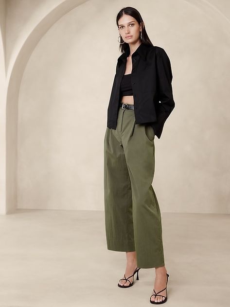 Avila Barrel-Leg Pant | Banana Republic Minimalistic Outfits, Fancy Fits, Cropped Cargo Pants, Petite Shorts, Banana Republic Pants, Jumpsuit Trousers, Fall Fashion Trends, Cropped Denim, Bottom Clothes