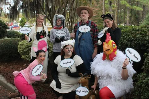 Od MacDonald's Farm group costume Old Mcdonald Had A Farm Costume, Old Mcdonald Had A Farm Family Halloween Costume, Old Macdonald Costume, Farm Animal Costumes Women, Farm Halloween Costume Family, Farm Animal Halloween Costumes, Family Farm Animals Costumes, Farm Animal Costumes For Adults, Farm Animals Halloween Costumes