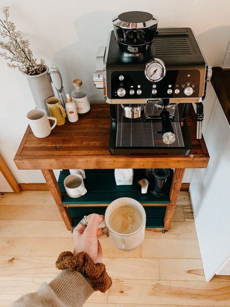 Diy Espresso Bar, Studio Coffee Bar, Coffee Corner Home Ideas, Coffee Bar Ideas Diy Small Spaces, Cafe Corner Home, Coffee Machine Corner, Coffee Counter Station, Espresso Machine Station Bar Ideas, Apartment Coffee Station