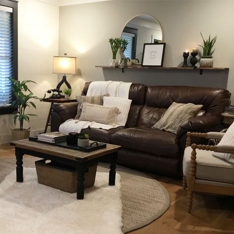 Living Room Leather Couch Dark Brown, Creme Brown Black Living Room, Black And Brown Couch Living Room, Decor To Go With Brown Couches, Apartment Living Room Decor Ideas Brown Dark Couch, Contemporary Living Room Brown Couch, Dark Brown Leather Couch Decor Ideas, Dark Brown Couch Living Room Ideas Color Schemes, How To Style Dark Leather Couch