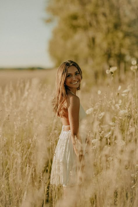 Wheat Field Photoshoot Senior Pics, Wildflower Photoshoot Outfit, Senior Pictures Outfits Brunette, Birthday Picture Outfits, Beautiful Senior Pictures, Senior Picture Ideas Summer Outfit, Cute Outfits Photoshoot, Senior Picture In A Field, Senior Picture Scenery Ideas