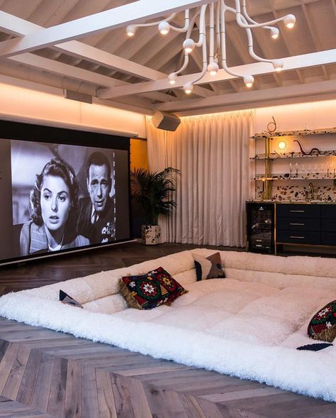 Modern Conversation Pit, Home Cinema Room, Cinema Room, Teenage Bedroom, Style Deco, Home Cinema, Home Cinemas, A Living Room, Aesthetic Room Decor