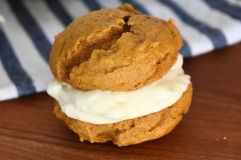 Pumpkin Whoopie Pies with Cake Mix Recipe Pumpkin Whoopie Pie Recipe, Soft Pumpkin Cookies, Pumpkin Whoopie Pies, Whoopie Pie Recipe, Holiday Desserts Table, Vanilla Cake Mixes, Spice Cake Mix, Delicious Cream, Whoopie Pies