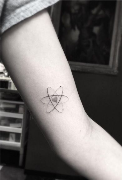 Dr Woo Heart Atom Woo Tattoo, Atom Tattoo, Chemistry Tattoo, Science Tattoo, Science Tattoos, Girl Power Tattoo, Molecule Tattoo, Dr Woo, Muster Tattoos