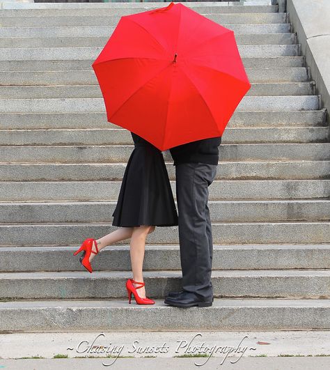 喜歡 對比強烈的顏色 很有想像力，尤其女生翹腳，似乎在kiss? Umbrella Photoshoot, Umbrella Photography, Umbrella Photo, Yellow Umbrella, Red Umbrella, Photo Couple, Pre Wedding Photoshoot, Wedding Pics, Engagement Photoshoot