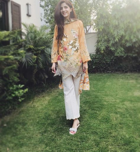 Mawra Hocane enjoying the  Happiness Rainy Morning of 22 June 2017!!! #Beautiful #Lovely #Cutest #MawraHocane #InStaPhoto #HappyMorning #PakistaniActresses #PakistaniCelebrities  ✨ Bollywood Style Jamawar Lawn Suit With Long Sleeves, Mawra Hocane Suits, Mahira Khan Traditional Dresses, Mahira Khan In Salwar Kameez, Saniya Maskatiya Casual, Bilal Qureshi, Mawra Hocane, Rainy Morning, Desi Wedding Dresses