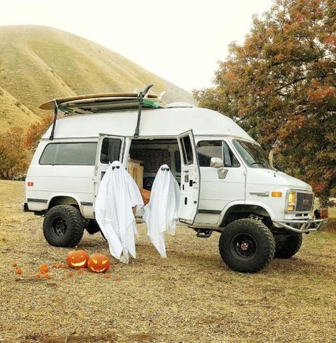 Chevy Vans, Vans California, Chevrolet Van, Dodge Ram Van, Campervan Ideas, Bus Ideas, Gmc Vans, Ram Van, Hippie Living