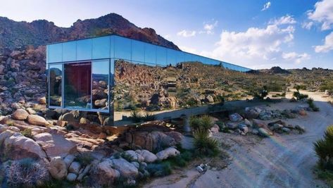 You can follow in the footsteps of Demi Lovato and other celebrities by renting this luxury modern desert getaway that's adjacent to Joshua Tree National Park, in Southern California. Invisible House, Beautiful California, Norman Foster, Mirror House, Frank Gehry, Desert Homes, High Desert, New York Art, Joshua Tree National Park