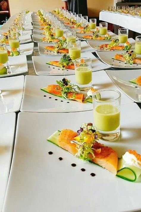 Smoked Salmon Salad, Gourmet Catering, Gourmet Food Plating, Food Plating Techniques, Decorações Com Comidas, Fine Dining Recipes, Salmon Salad, Food Garnishes, Food Platters