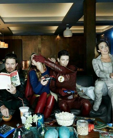 Legends Of Tomorrow Cast, Flash Funny, Superhero Shows, Flash Barry Allen, Team Flash, Melissa Supergirl, Supergirl Tv, Arrow Verse, Caity Lotz