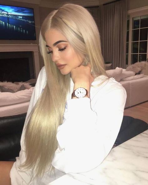 King Kylie, Kylie Jenner, Blonde Hair, A Woman, Blonde, Hair