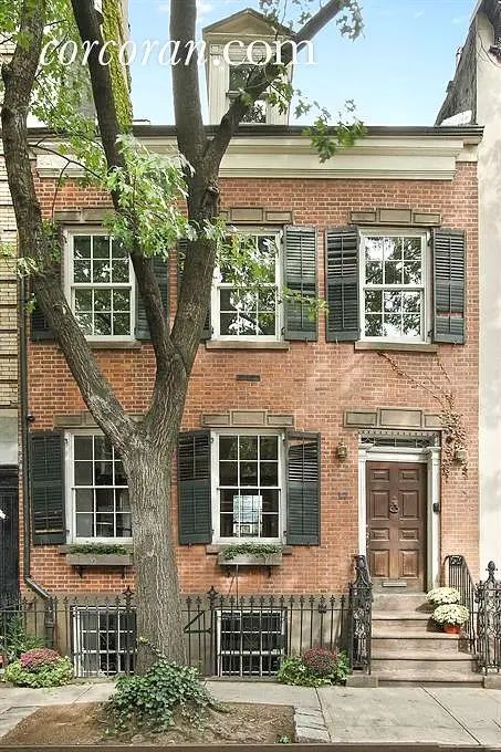 $5.75M Federal rowhouse in the West Village was once owned by Aaron Burr | 6sqft Sketching Houses, West Village Townhouse, House New York, Aaron Burr, Classical House, Cobblestone Streets, Kitchen Design Trends, Greenwich Village, Luxury Condo