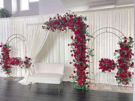 Throne Ideas, Nikah Ideas, Henna Decor, Floral Mehndi, Outdoor Tent Wedding, Blush Wedding Colors, Reception Stage Decor, Backdrop Floral, Simple Stage Decorations