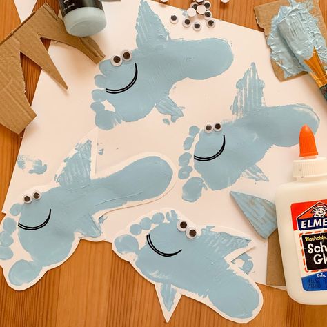 Shark Footprint Craft, Footprint Shark, Sea Creature Art For Kids, Shark Handprint Art, Shark Crafts For Toddlers, Under The Sea Crafts For Toddlers, Shark Crafts For Kids, Ocean Predators, Sea Creatures Crafts