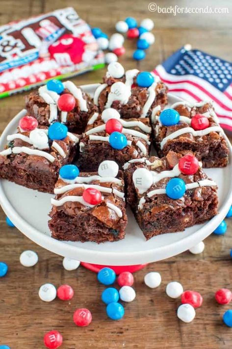 Looking for some red white and blue desserts to bring to your 4th of July or Memorial day party? There are lots of patriotic desserts to try. 4th Aesthetic, Chocolate Lasagna Cake, July Hairstyles, Crunch Brownies, Memorial Day Desserts, Brownie Treats, Memorial Day Foods, Patriotic Desserts, Blue Desserts