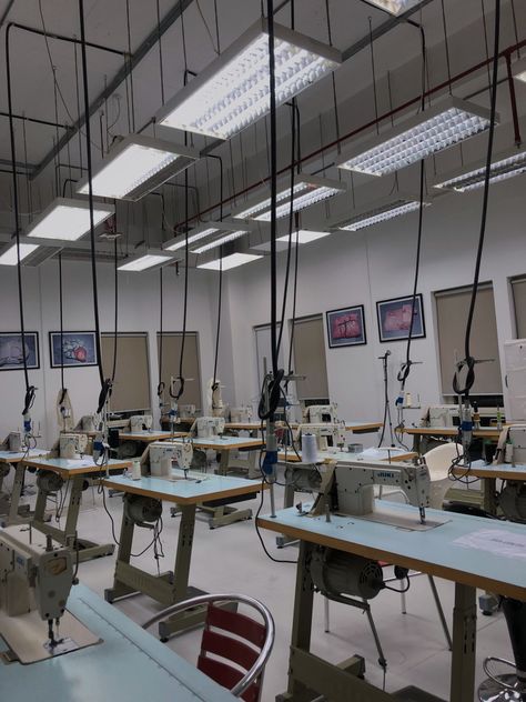 Industrial Sewing Room, Tailoring Workshop Design, Sewing Factory Design, Garment Manufacturing Factory Design, Textile Factory Architecture, Interior Design Hd, Sewing Aesthetic, African Shop, Fashion Designer Studio