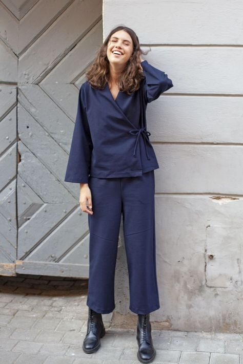 This minimalist design outfit is absolutely perfect! Wide leg pant and Wrap cardigan would make you feel very comfortable! Dark Blue Outfit, Outfit Kimono, Loungewear Outfit, Outfit Minimalist, Elegant Suit, Minimalist Clothing, Elegant Sweater, Wrap Jacket, Off Shoulder Sweater