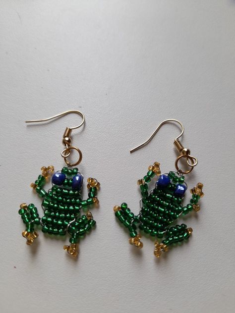 Beaded Frog, Bead Pets, Keychains Ideas, Seed Beaded Earrings, Frog Earrings, Art Wire, Bead Projects, Funky Earrings, Beaded Animals