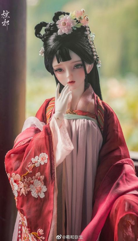 Hanfu Girl, Chinese Dolls, Chinese Aesthetic, Headpiece Diy, Dolls Vintage, Asian Doll, China Dolls, Crochet Doll Clothes, Antique Dress