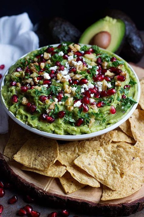 Bring all the festivities to your table with this delicious pomegranate guacamole. Gorgeous jewels of pomegranate with walnuts and feta brings a whole new flavor to the good old favorite! Pomegranate Guacamole, Guacamole Dip Recipes, Easy Guacamole Recipe, Quick Appetizer, Guacamole Recipe Easy, Pomegranate Recipes, Guacamole Dip, Best Guacamole Recipe, Cocktail Party Food