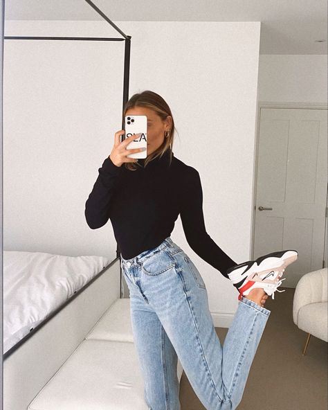 Simple denim outfit Sarah Ashcroft, Denim Outfit, Casual Chic, Mom Jeans, Instagram Profile, Autumn Fashion, Summer Fashion, Fashion Inspo, Outfit Inspo