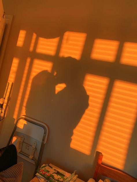 Love Silhouette Photography, Yellow Relationship Aesthetic, Love Orange Aesthetic, Golden Hour Couple Aesthetic, Couple Orange Aesthetic, Orange Couple Aesthetic, Teenage Relationship Aesthetic, Warm Love Aesthetic, Sunshine Couple Aesthetic