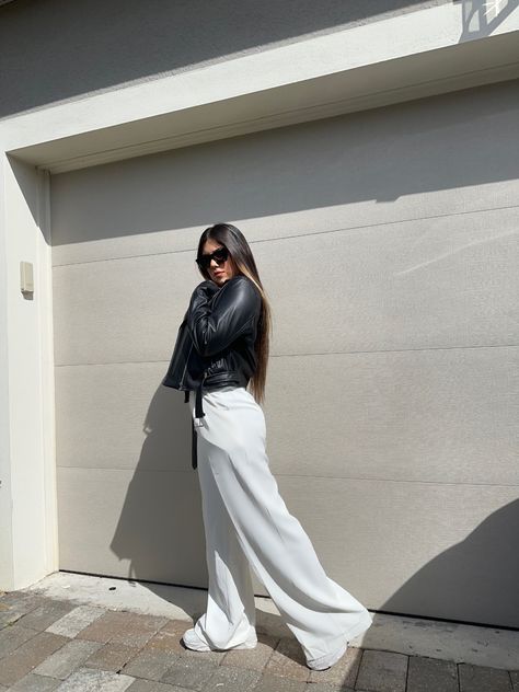 Palazzo And Sneakers Outfit, Off White Wide Leg Pants Outfit Winter, Palazzo Pants Outfit Winter, White Palazzo Pants Outfit, White Wide Leg Pants Outfit, White Trousers Outfit, Wide Leg Pants White, Palazzo Pants Outfit, White Palazzo Pants