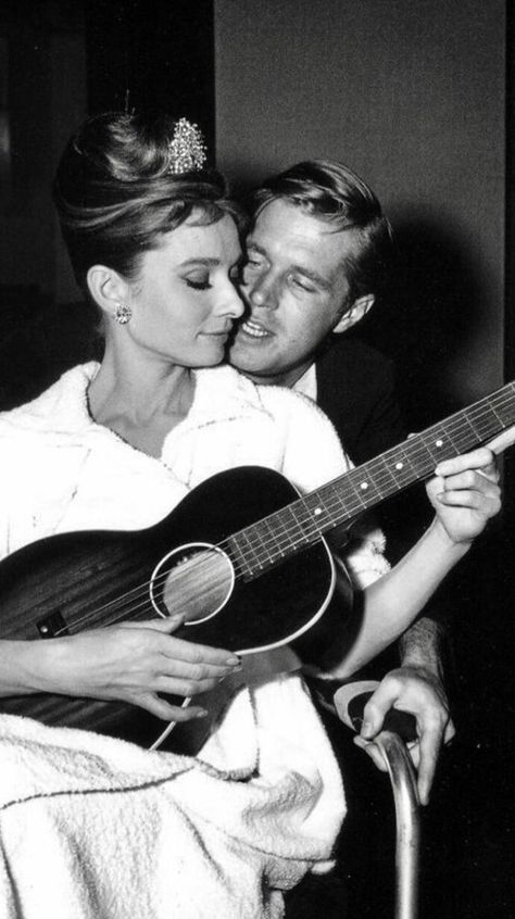 Audrey Hepburn and George Peppard - Breakfast at Tiffany’s (1961) Audrey Hepburn Outfit, George Peppard, Gena Rowlands, Holly Golightly, Faye Dunaway, I Love Cinema, Lauren Bacall, Breakfast At Tiffanys, Stana Katic